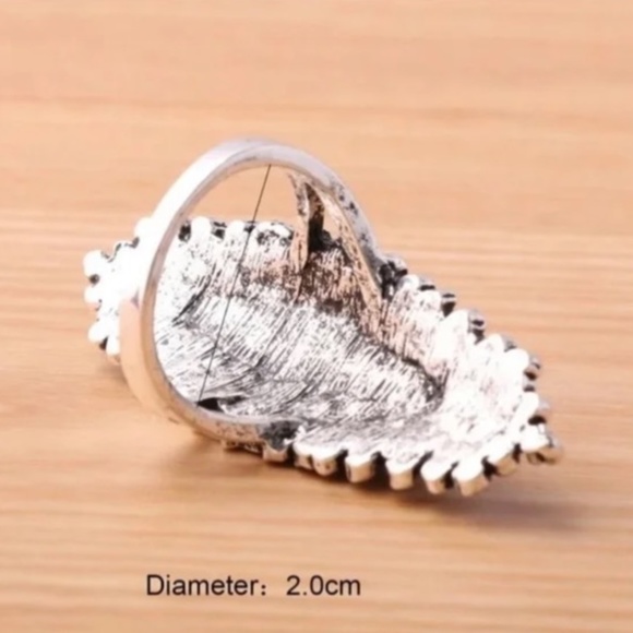 NWT. Antique Style Silver Tone Ring with a Black Stone! - Picture 3 of 3